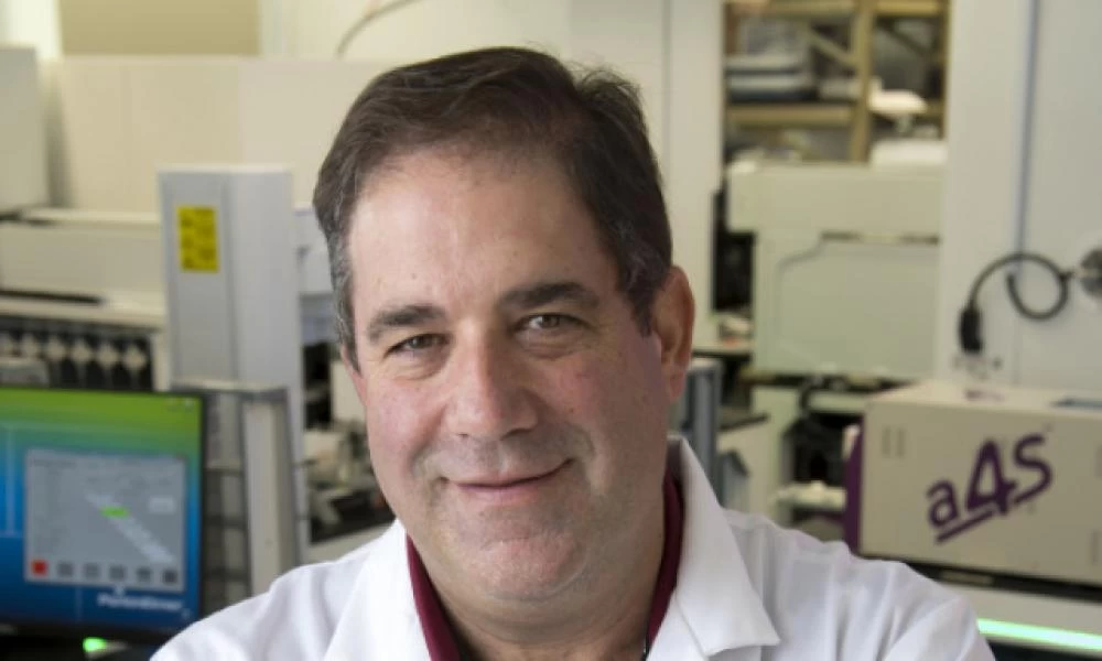 Πέθανε ο ερευνητής που ανακάλυψε το rapid test με τη λήψη σάλιου